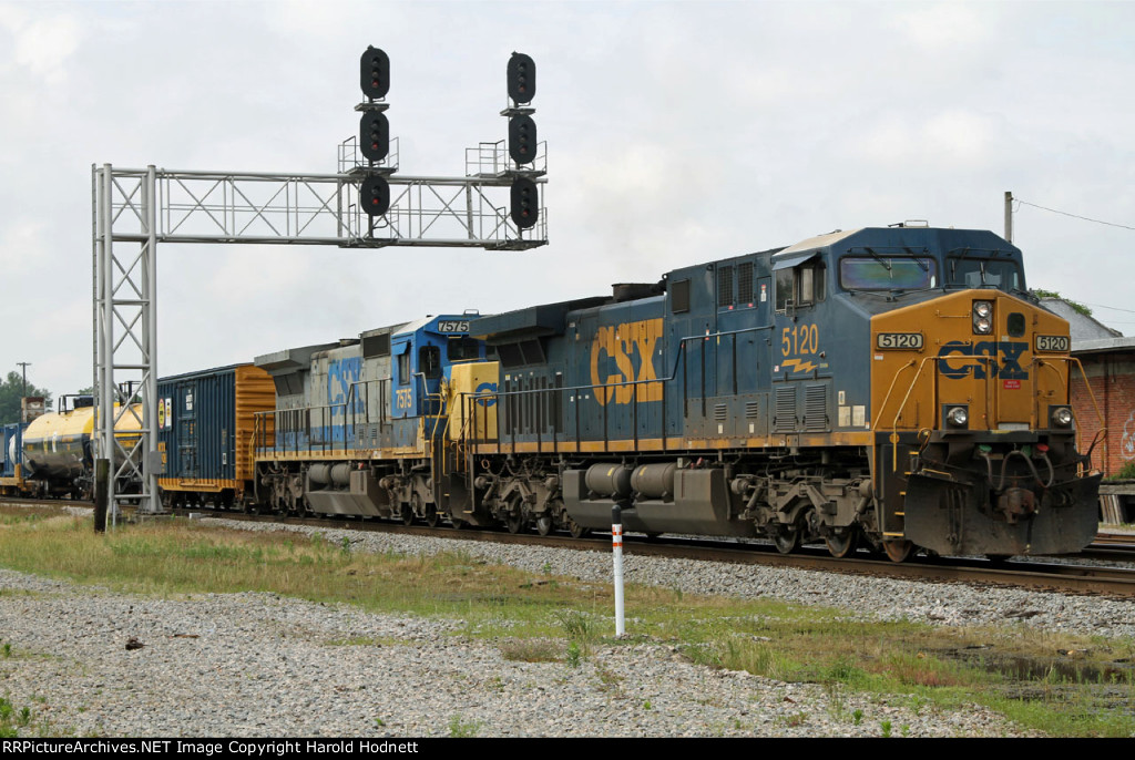 CSX 5120 leads train Q400-20 northbound